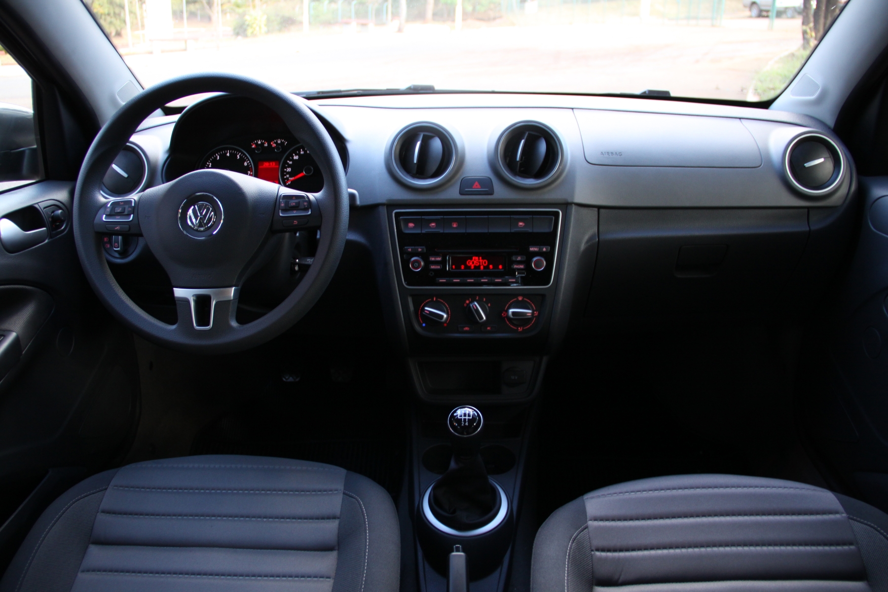 Volkswagen Voyage 2015: 10 fatos sobre o sedan compacto