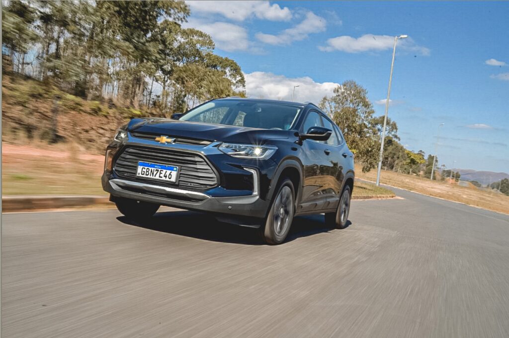 Chevrolet Tracker Premiere 2021 preto de frente no asfalto. Modelo teve recall do pré-tensionador do cinto de segurança.