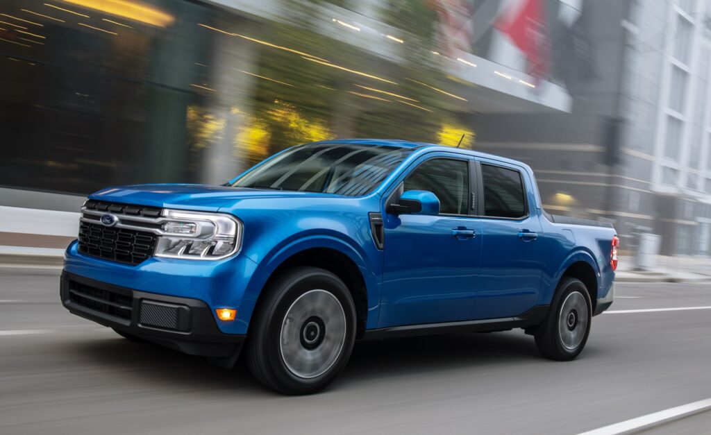 Caminhonete Ford Maverick Lariat híbrida azul de frente em movimento