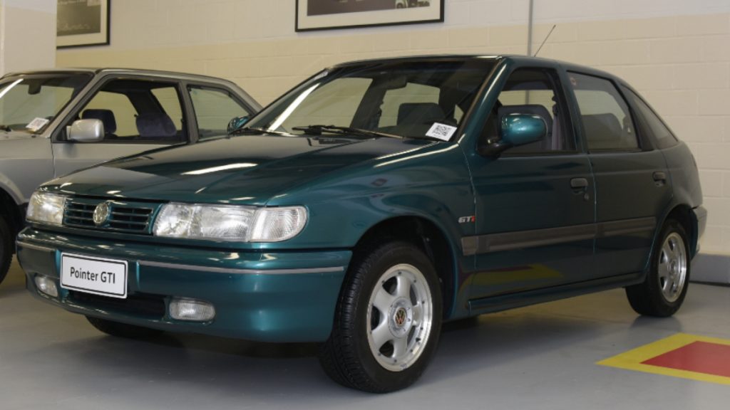 Volkswagen Pointer GTI verde 1995 de frente, exposto na Garagem de Clássicos da Volkswagen. Modelo representa a fase da Autolatina.