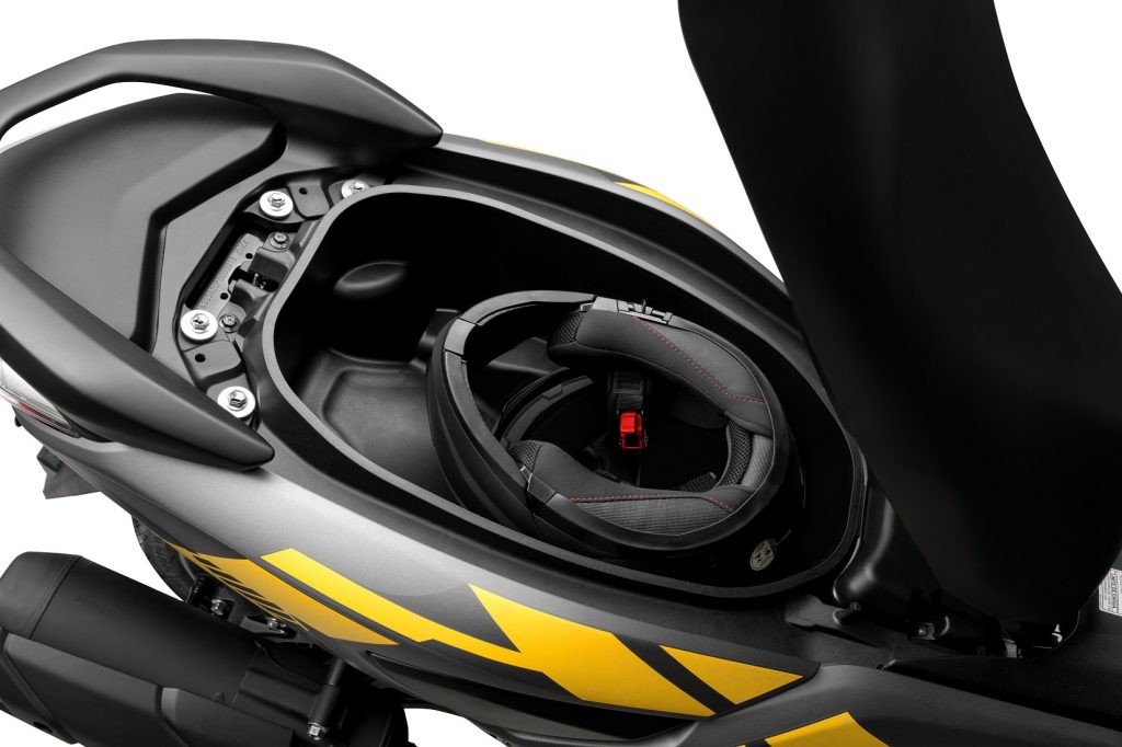 Yamaha NMax Connected ABS 160 2023 cinza detalhe do porta-capacete embaixo do banco