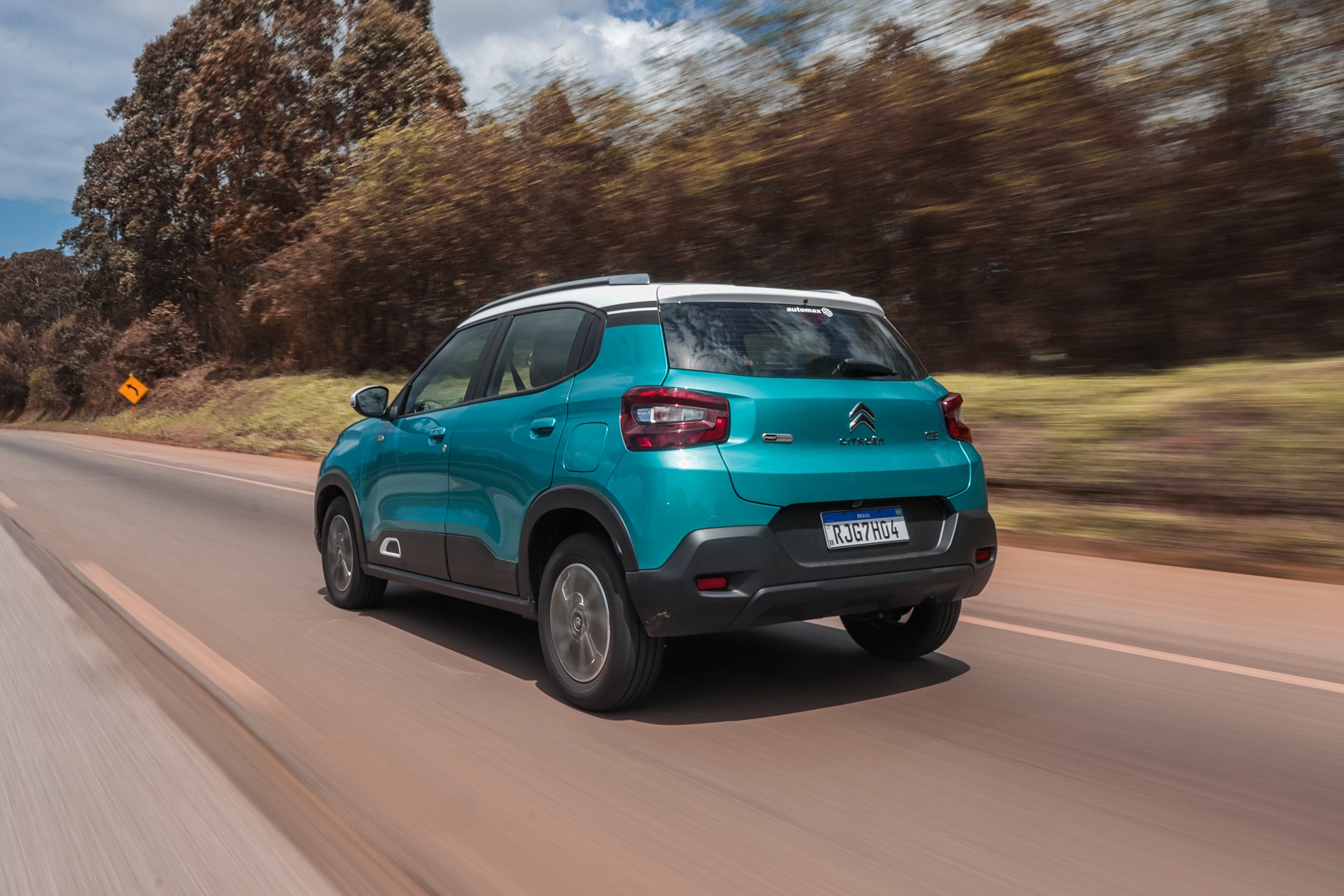 Citroën C3 2023 1.6 First Edition azul de traseira em movimento