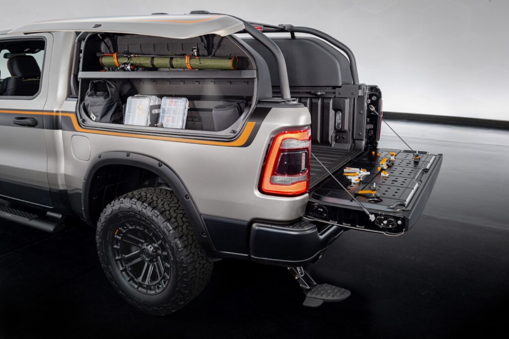 Compartimentos traseiros laterais da Picape Ram 1500 Backcountry X Concept. Veículo da Stellantis foi apresentado durante o Sema Show.