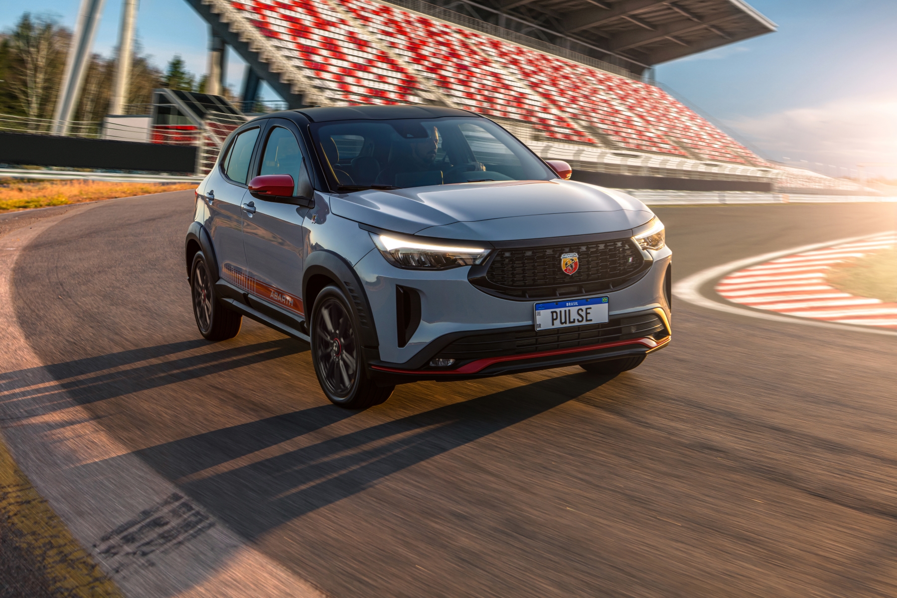 Pulse Abarth T270 modelo 2023 cinza de frente na pista na curva de Tarumã