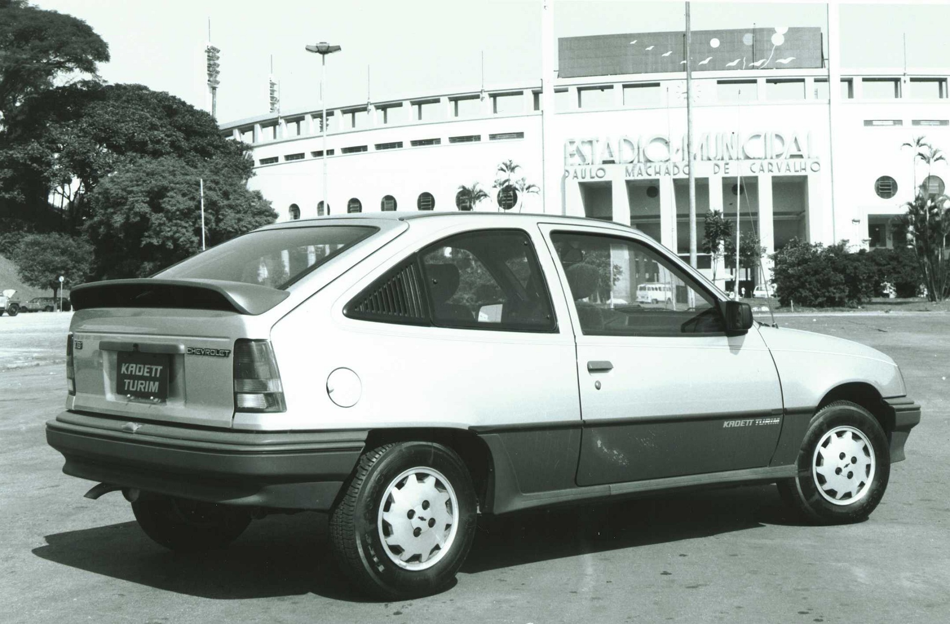 Chevrolet Kadett 1990 série especial Turim de traseira com estádio do Pacaembu ao fundo