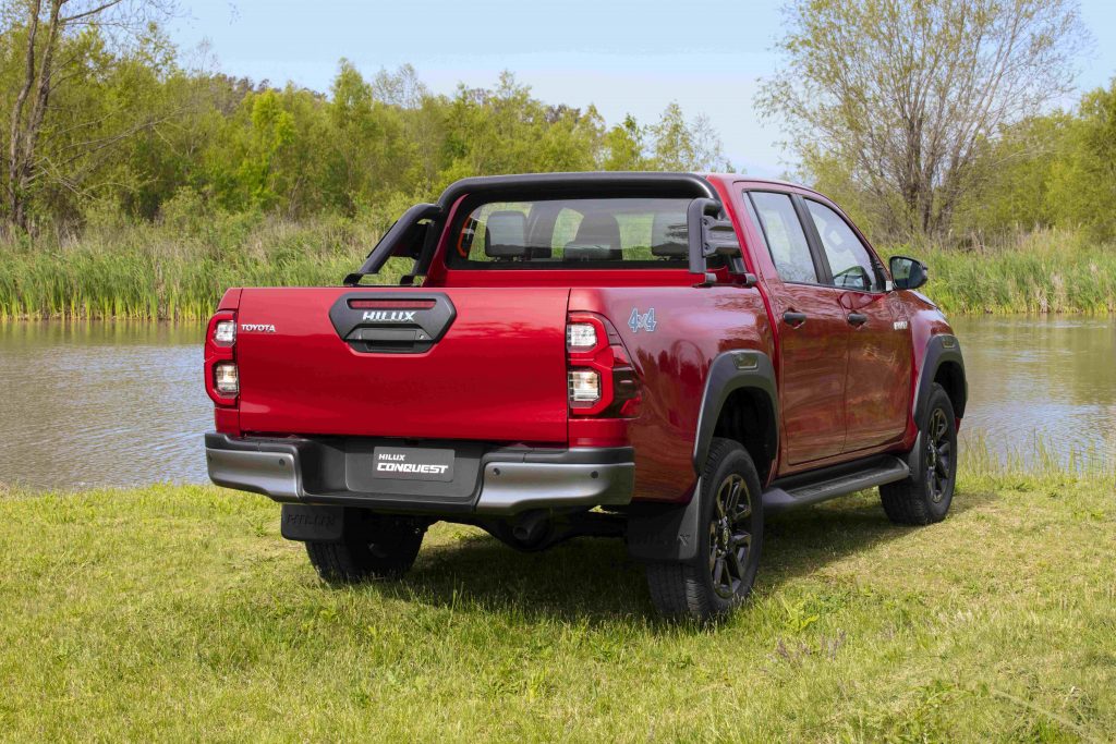 Toyota Hilux Conquest vermelha 2023de traseira.