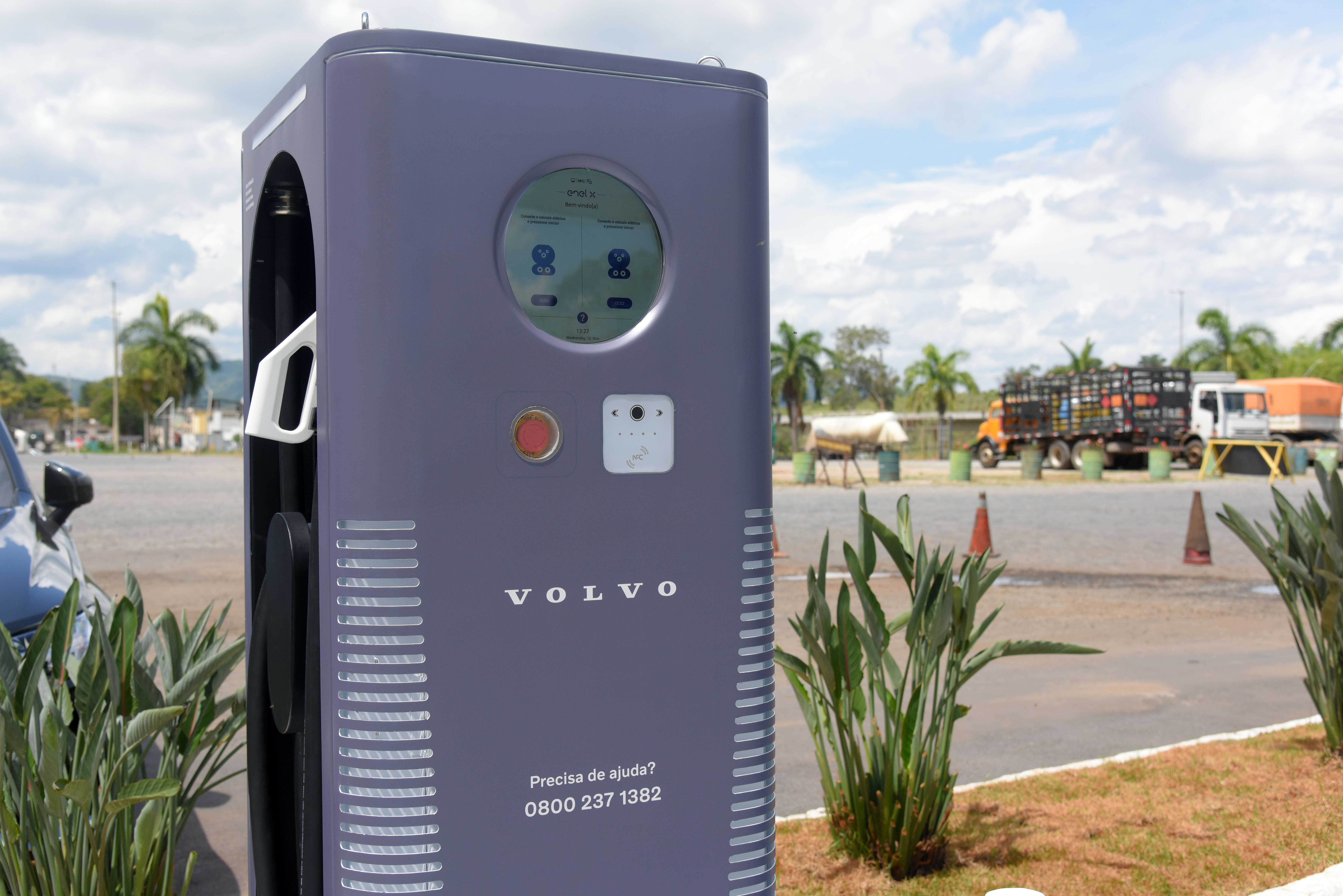 Eletropostos da Volvo no corredor entre São Paulo e Belo Horizonte, para recarga de carros elétricos. Esse carregador fica na cidade de Perdões (MG).