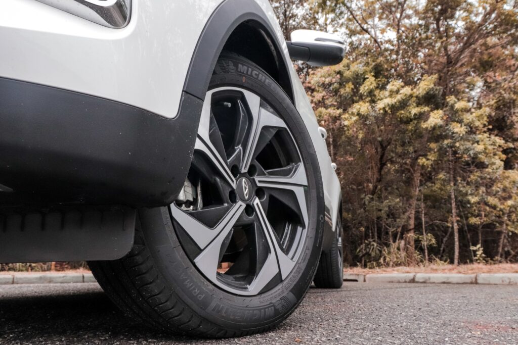Caoa Chery Tiggo 5X Pro Hybrid modelo 2022 branco roda de liga leve 18 polegadas no asfalto