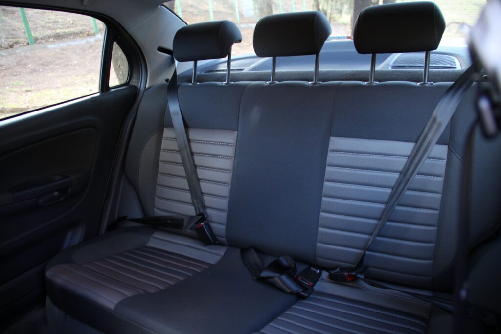 Volkswagen Voyage 1.6 Comfortline modelo 2013 cinza interior banco traseiro no asfalto