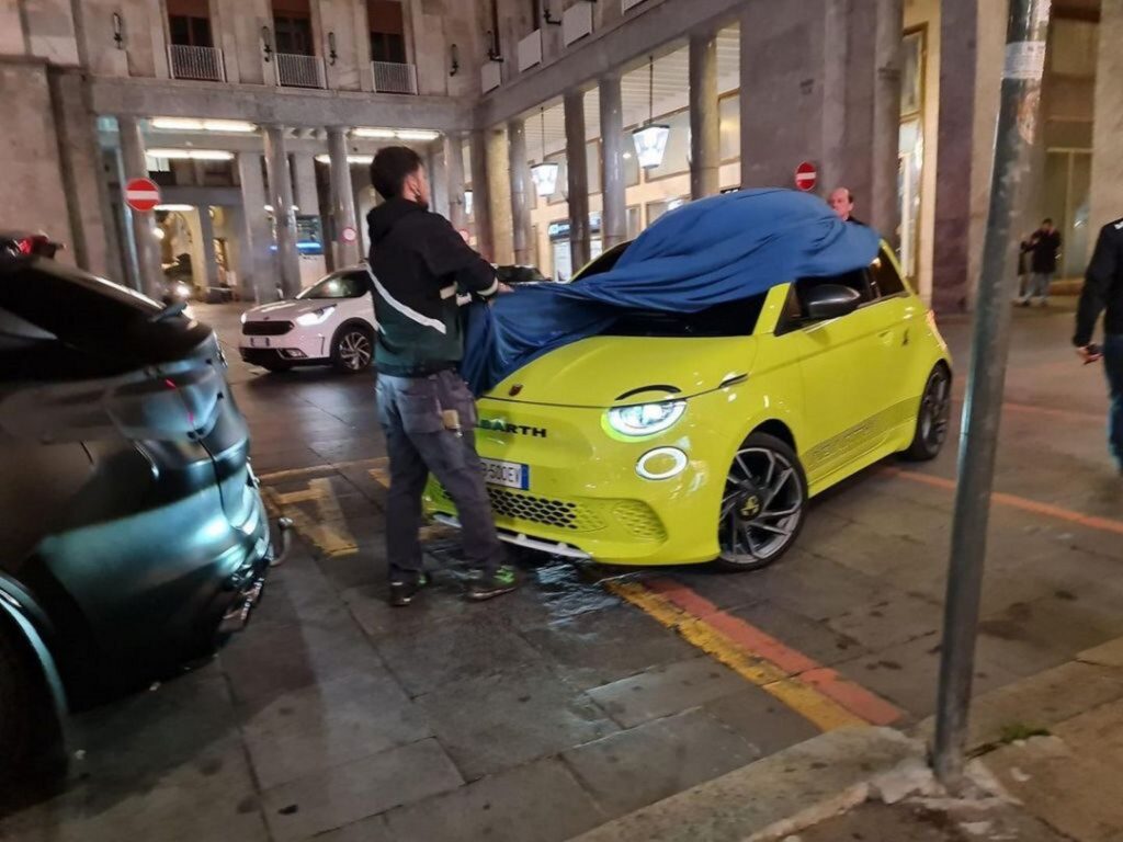 Abarth 500 elétrico flagrado na Itália sendo coberto por pano.