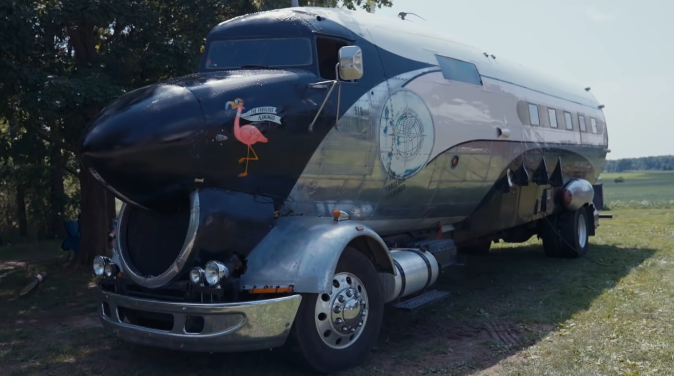 Motorhome mistura antigo avião da Força Aérea americana com caminhão Internacional DuraStar 4400