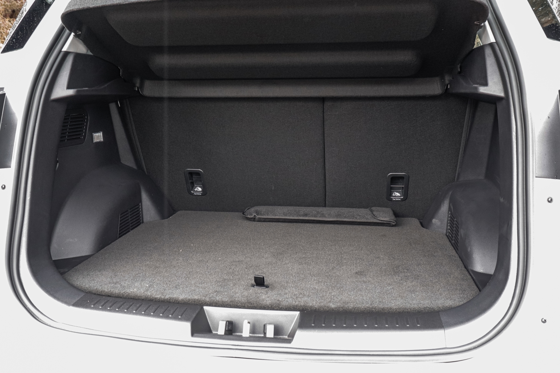 Caoa Chery Tiggo 5X Pro Hybrid modelo 2022 interior porta-malas branco no asfalto