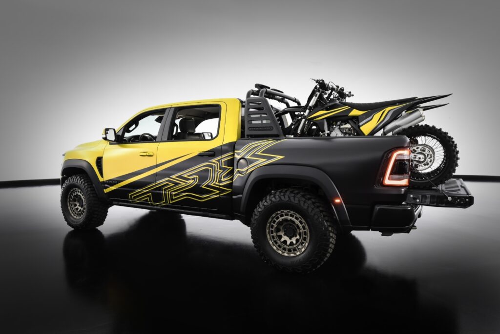 Picape Ram 1500 TRX Gold Shot Concept vista lateralmente. Veículo da Stellantis foi apresentado durante o Sema Show.