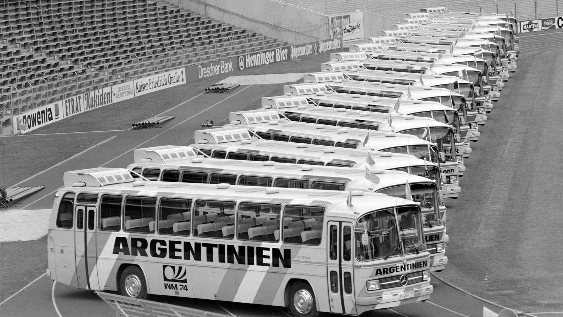 Foto da época da Copa do Mundo de 1974. Ela mostra os Ônibus da Mercedes, utilizados para cada seleção participante, enfileirados.