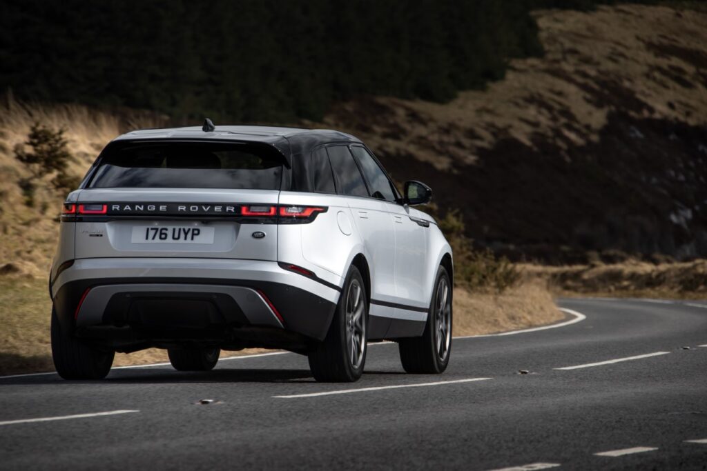 Novo Range Rover Velar 2023 prata visto da diagonal frontal movimento na estrada.