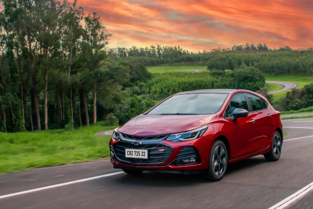 Chevrolet Cruze Sport6 hatch RS 2022 vermelho de frente em movimento; para matéria sobre versões especiais da Chevrolet.