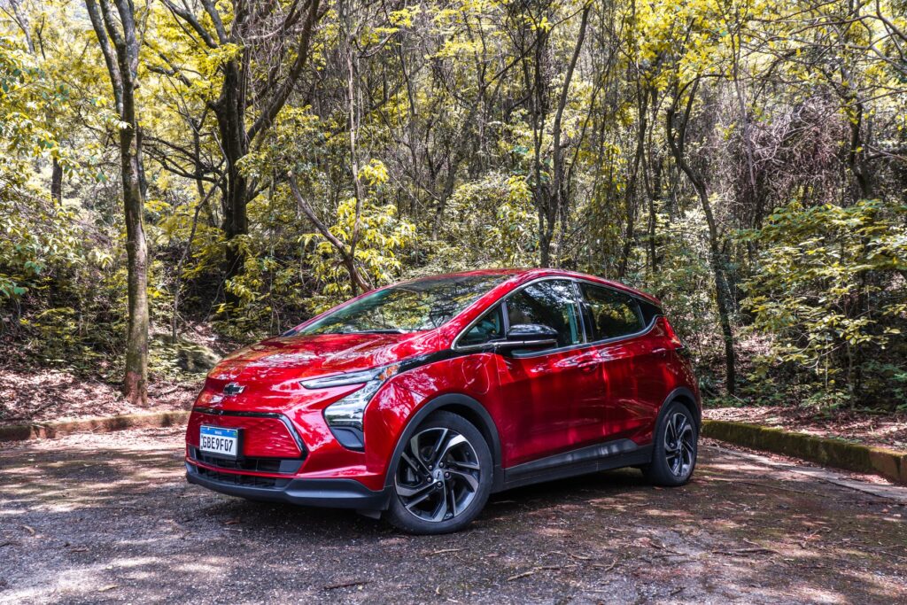 Chevrolet Bolt EV 2023 de frente estacionado