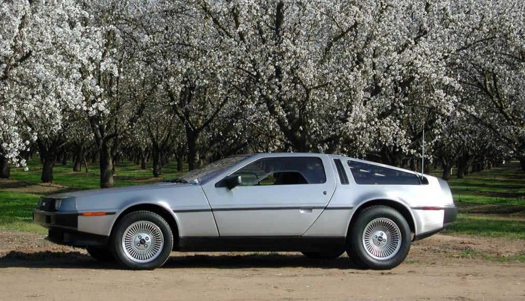 DeLorean DMC-12 de lado; modelo foi um dos protagonistas do filme De Volta para o Futuro