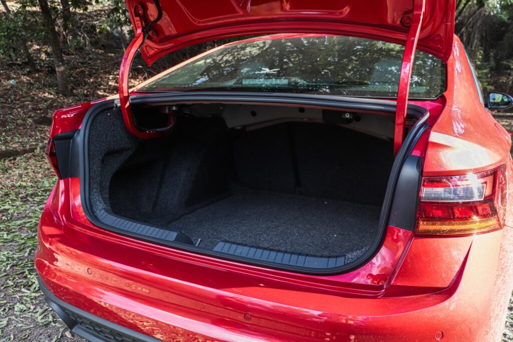 VW Jetta GLI 350 TSI modelo 2022 vermelho interior porta-malas aberto revestido em carpete estático