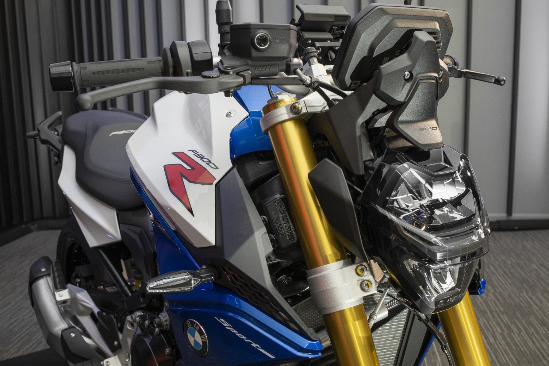 BMW F 900R Sport Plus modelo 2023 azul e branco detalhe farol