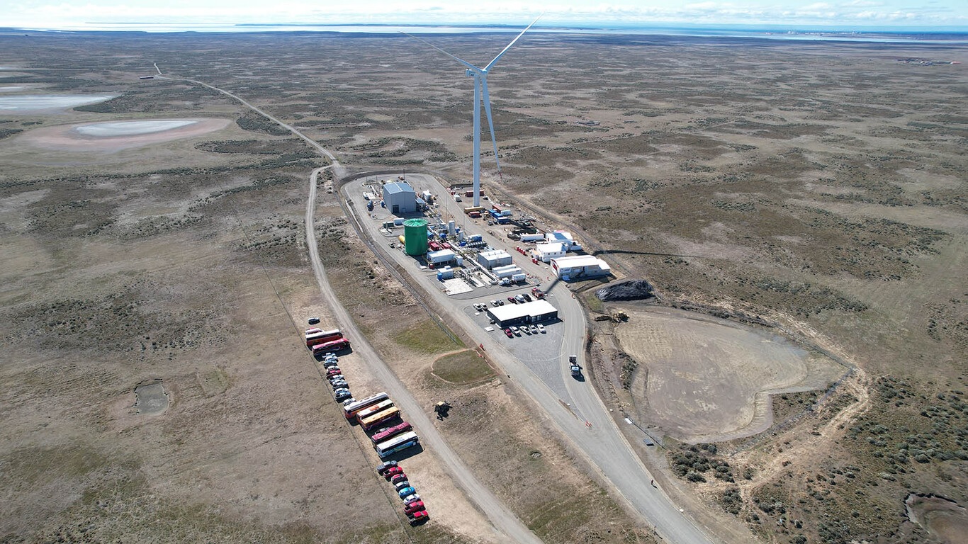 Vista aérea de fábrica de gasolina sintética renovável da Porsche no Chile