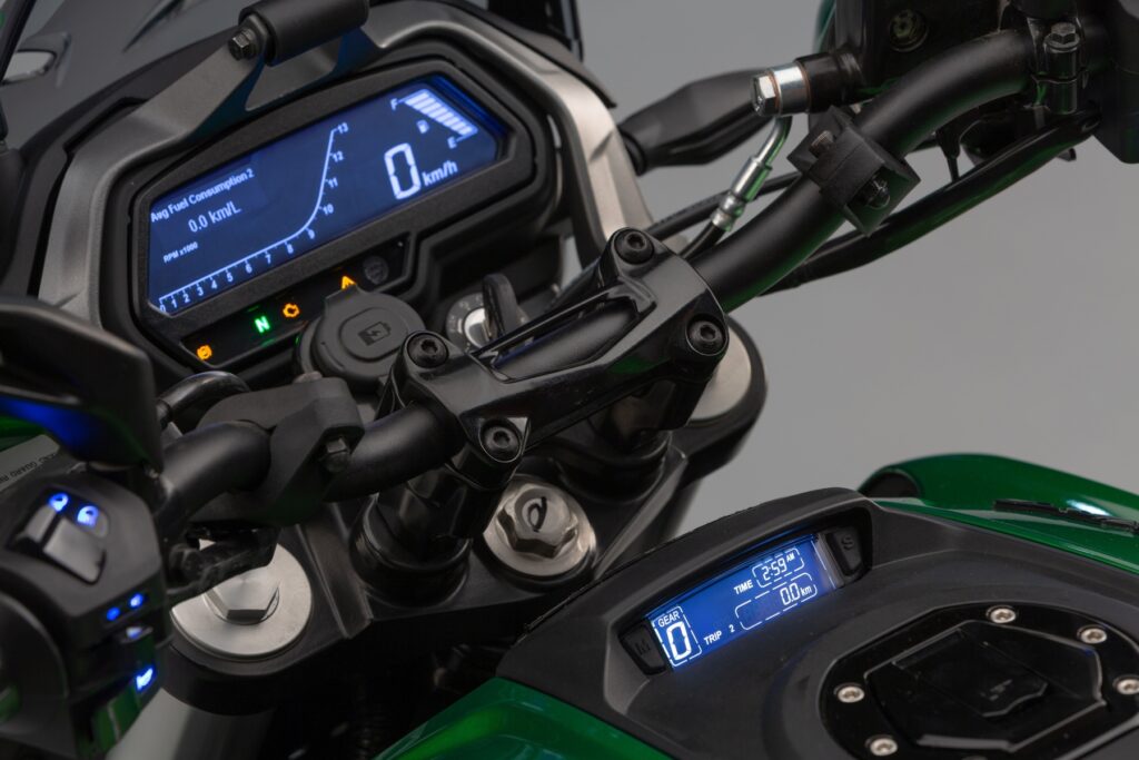 Bajaj Dominar 400 moto indiana verde painel no estúdio