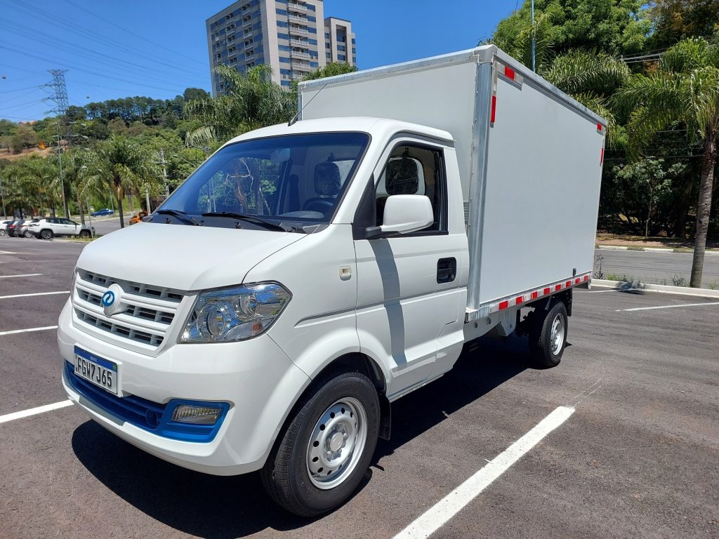 Comerciais leves da Seres Motors: EC31 de frente.