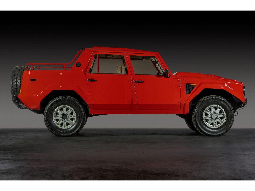 Lamborghini LM002, a Rambo Lambo, ano 1991 vermelha estacionada de lado.