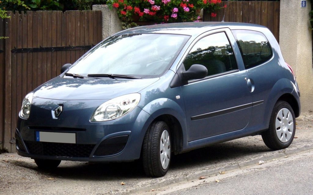 Renault Twingo 2008 azul estacionado; modelo está comemorando 30 anos.