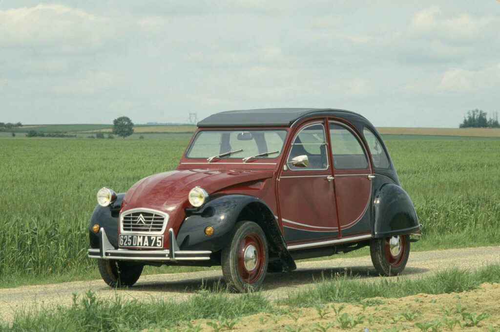 Citroën 2CV vermelho e preto de frente