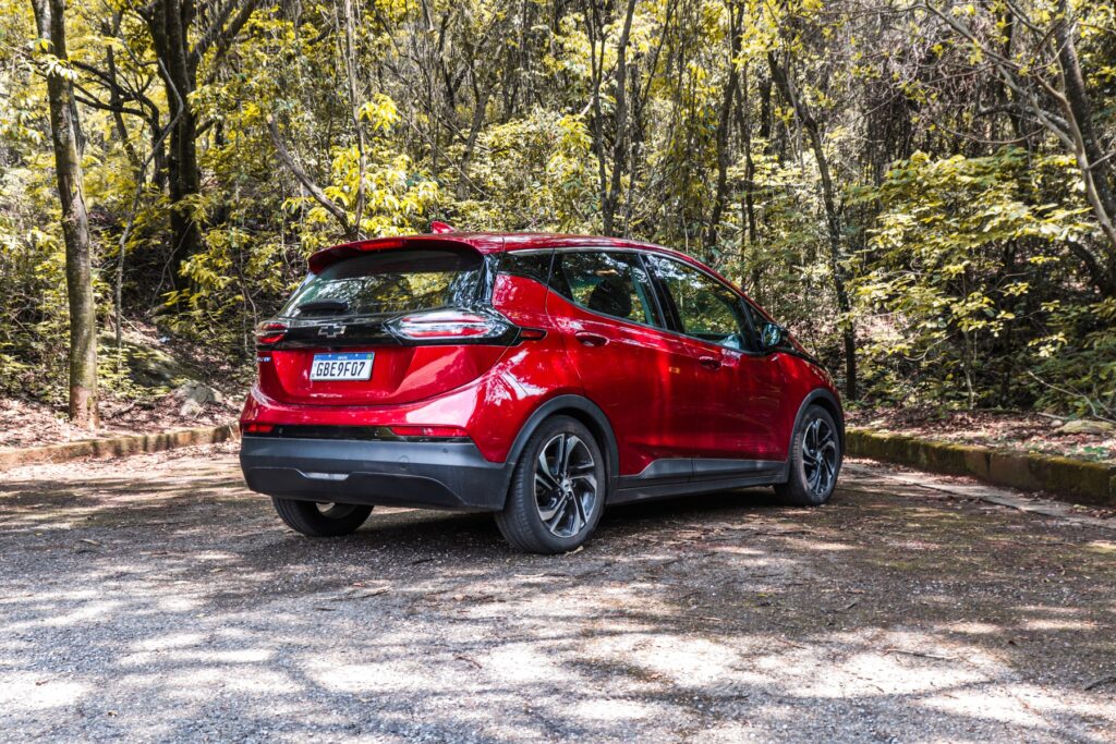 Chevrolet Bolt EV 2023 vermelho de traseira estacionado