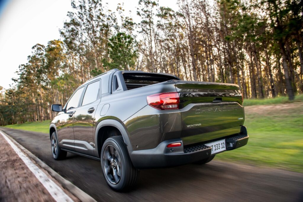 Nova caminhonete Chevrolet Montana cinza de traseira em movimento