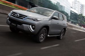 Toyota SW4 modelo 2016 prata de frente quinta geração e atual