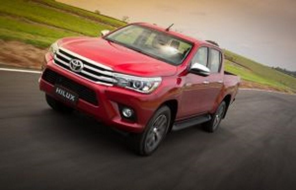 Toyota Hilux 2015 oitava geração vermelho de frente no asfalto