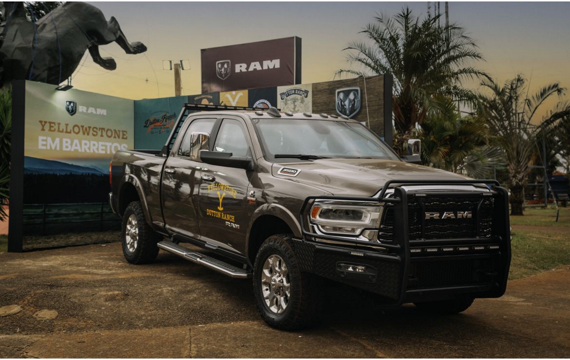 Ram 3500 Yellowstone picape versão parceria Paramount+ marrom de frente em Barretos