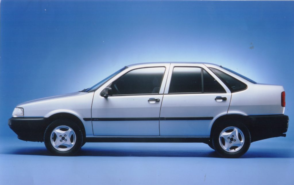 Fiat Tempra 2.0 ie de lado; modelo já pode receber a placa preta.