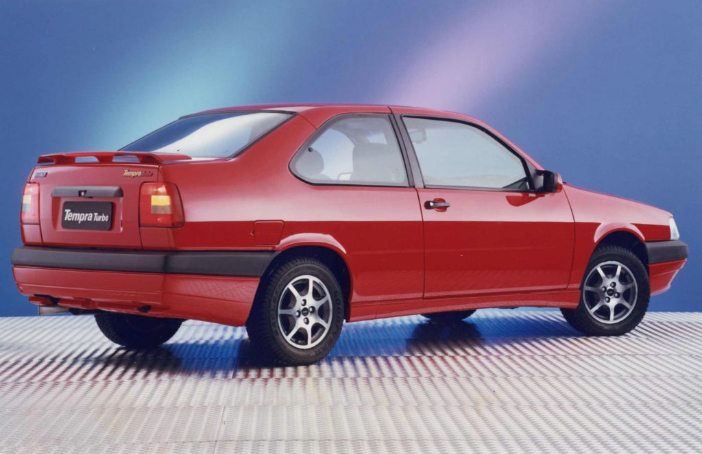 Fiat Tempra turbo vermelho de traseira; modelo já pode receber a placa preta.