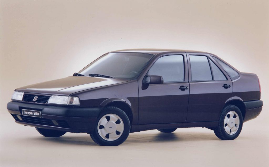 Fiat Tempra Stile preto de frente; modelo já pode receber a placa preta.