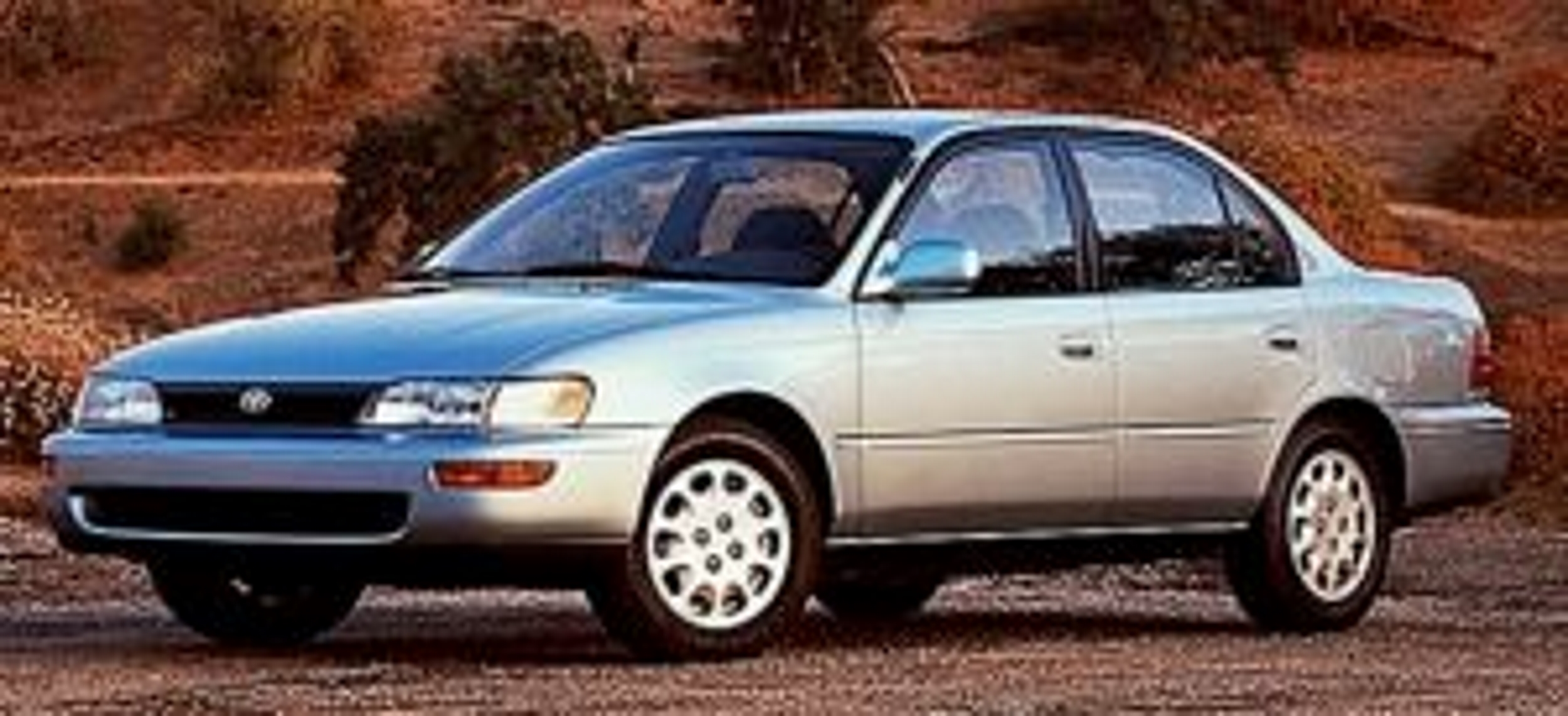 Toyota Corolla 1992 prata de frente na terra