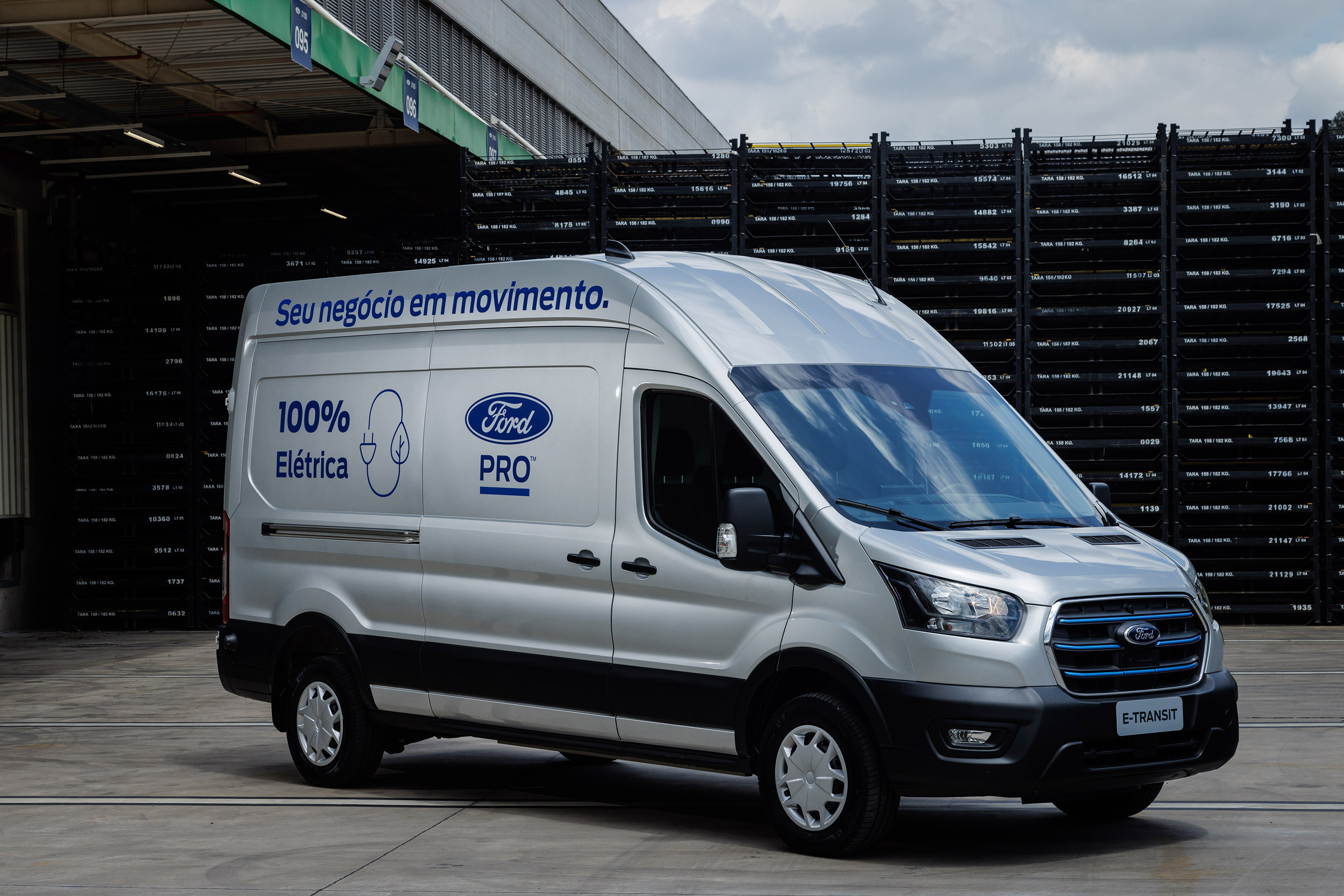 Van Ford E-transit já roda em testes no Brasil