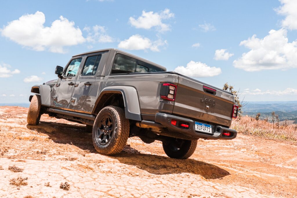 Jeep Gladiator Rubicon 3.6 V6 modelo 2022 cinza de traseira na terra estático