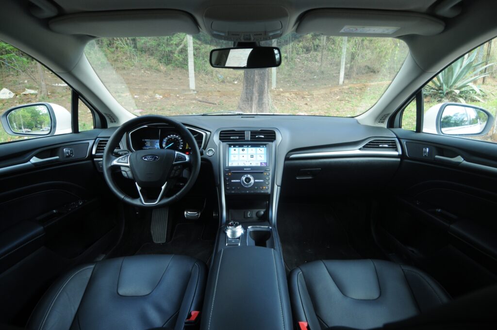 Ford Fusion Titanium 2.0 EcoBoost AWD sedan modelo 2015 2016 branco interior painel