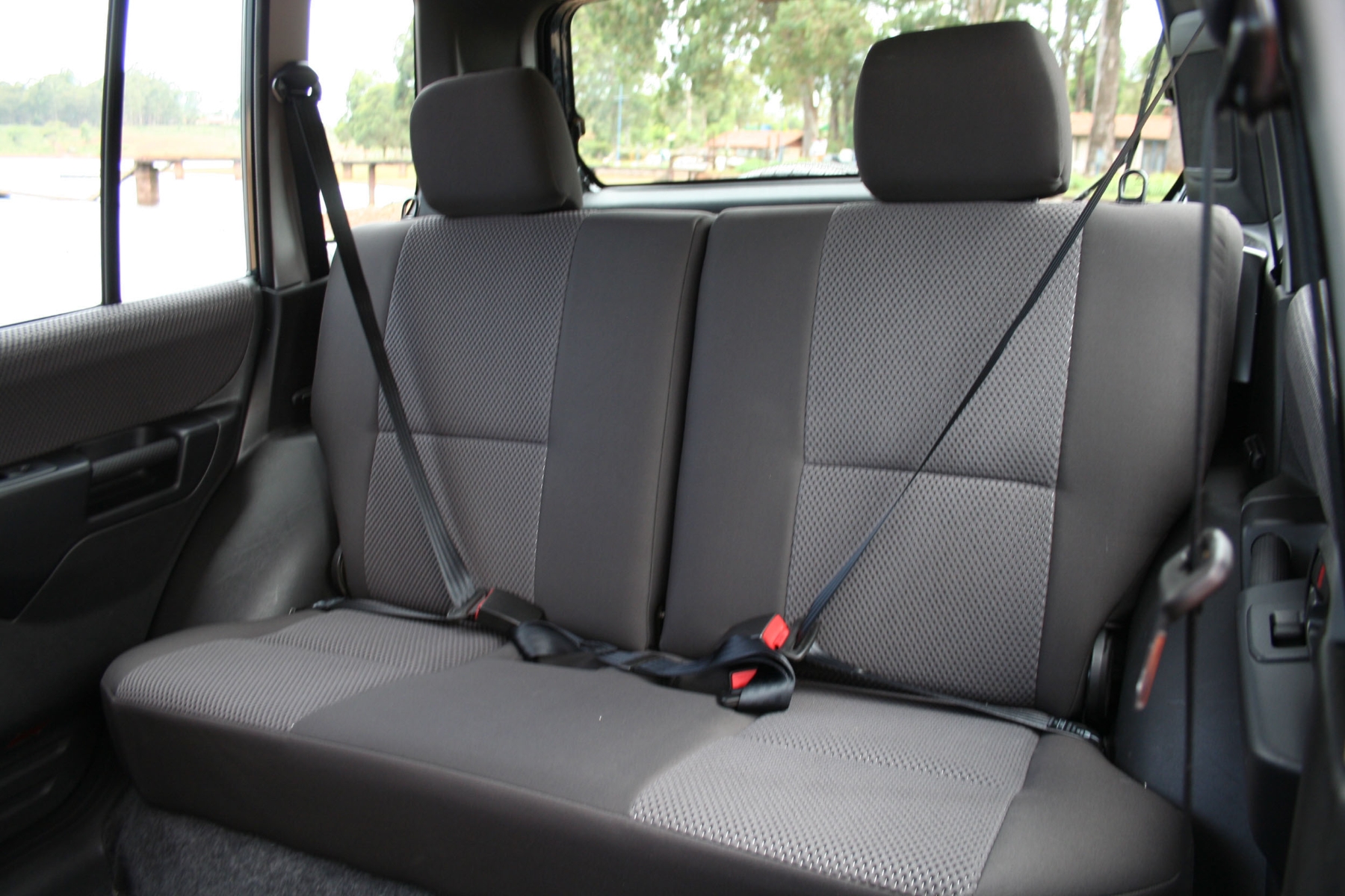 Mitsubishi Pajero TR4 4x4 modelo 2007 preto interior banco traseiro