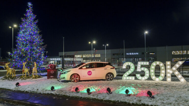 Nissan Leaf fornece eletricidade para iluminação de Natal - Vrum