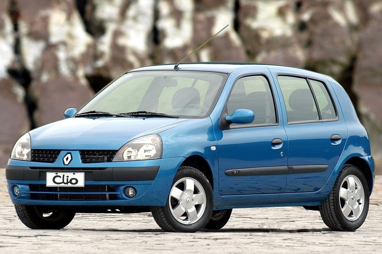 Renault Clio 1.0 2003 azul visto de frente e estacionado