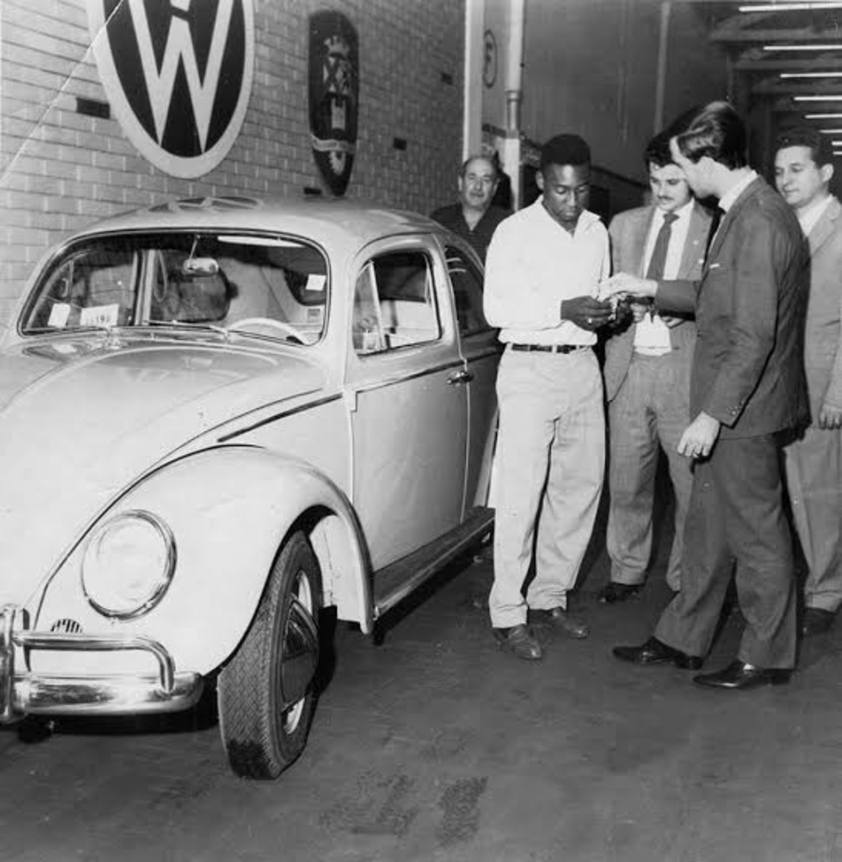 Pelé recebendo um Fusca de Walter Herber, gerente da Volkswagen 