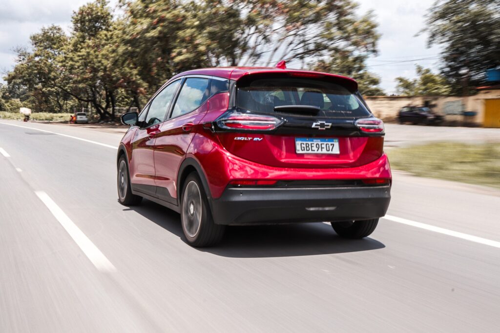 Chevrolet Bolt EV 2023 vermelho de traseira em movimento