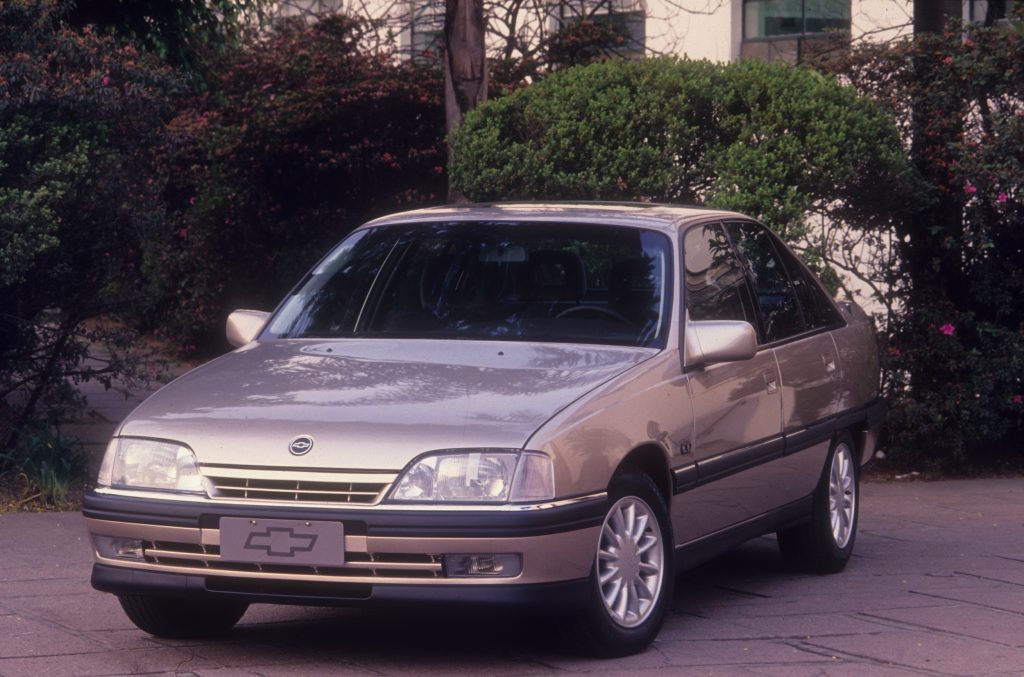 Chevrolet Omega CD champagne de frente; modelo já pode receber a placa preta.