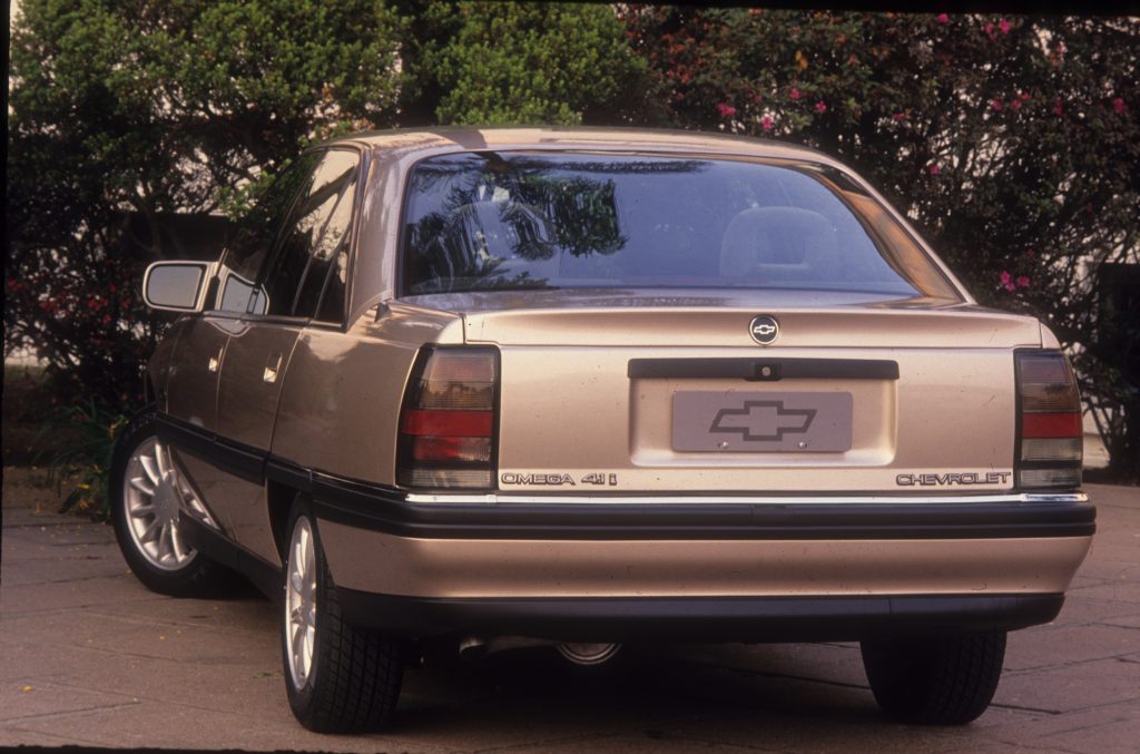 Chevrolet Omega CD champagne de traseira; modelo já pode receber a placa preta.