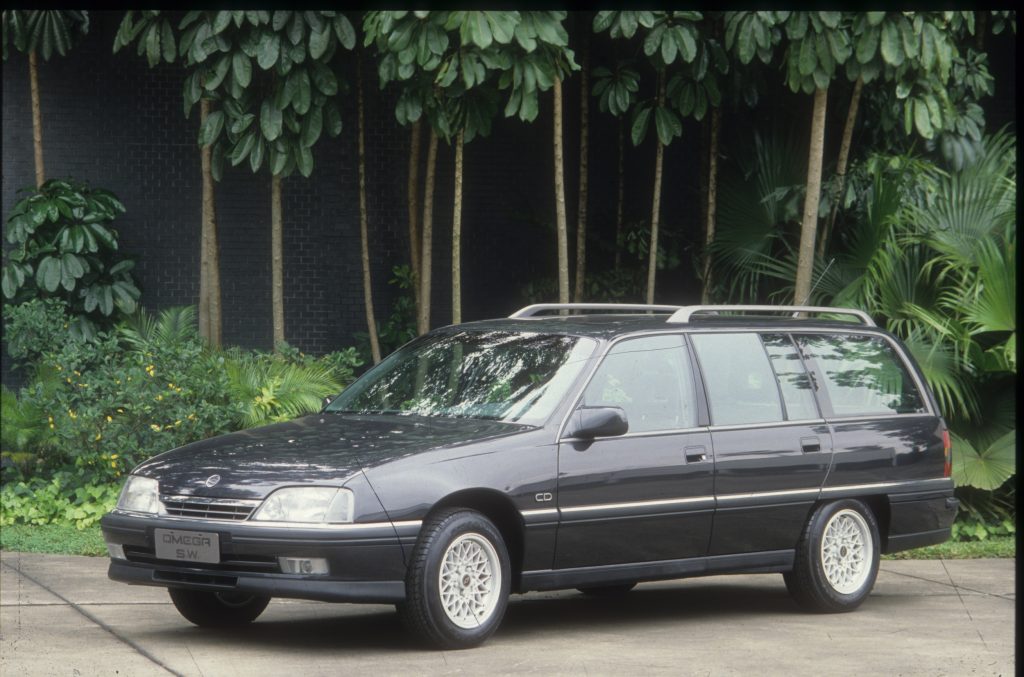 Chevrolet Omega Suprema CD preto de frente; modelo já pode receber a placa preta.